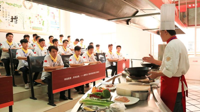 火锅底料作为一种常见的餐饮产品，在托运过程中需要特别注意以下几点：