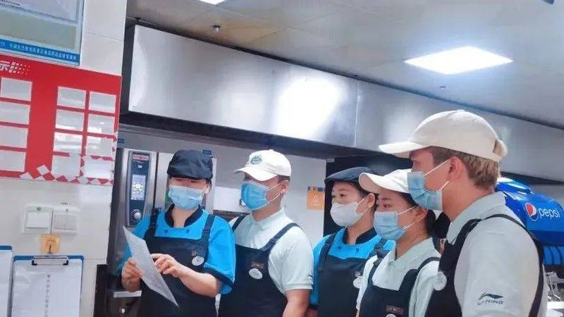 在购买散装蜜饯果干时，可以通过以下方法辨别品质：